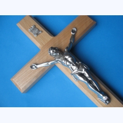 Krzyż drewniany jasny brąz na ścianę 32 cm Nr.2